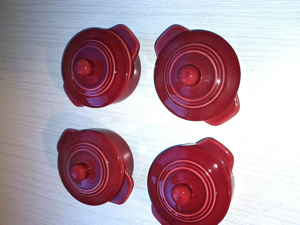 Un lot de 4 petites cocottes